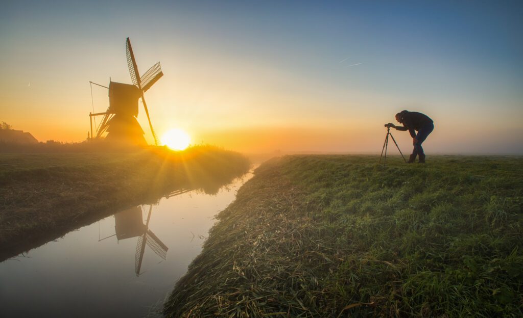 Landschapsfotograaf Bram Lubbers in actie op een mistige ochtend bij molen Weel en Braken in Obdam